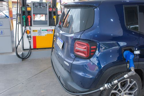 Veículo sendo abastecido com gasolina em posto de combustível
