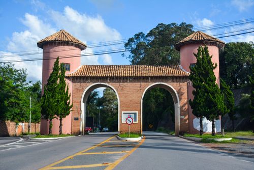 Pórtico na entrada da cidade na Rodovia Bunjiro Nakao SP-250