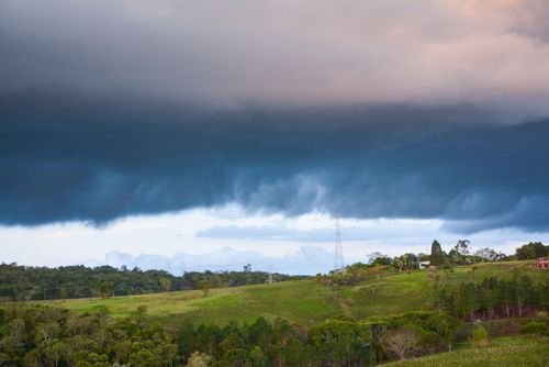 Nuvens carregadas de chuva na zona rural
