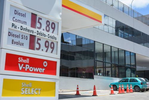 Placa com preços de diesel em posto de combustível