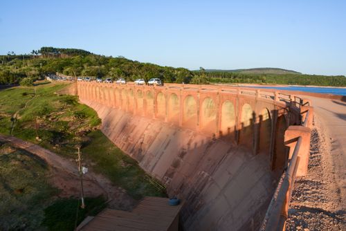 Usina Hidrelétrica de Itupararanga durante período de estiagem - inserida na APA Área de Proteção Ambient