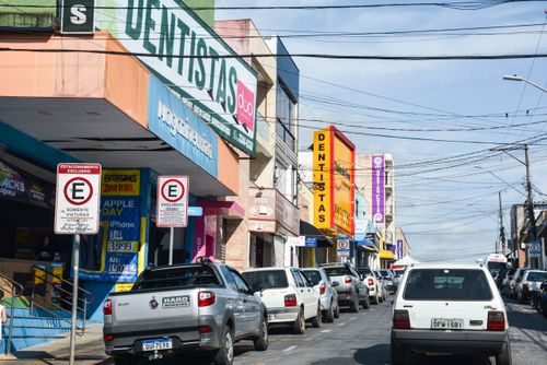 Lojas em rua comercial no centro da cidade