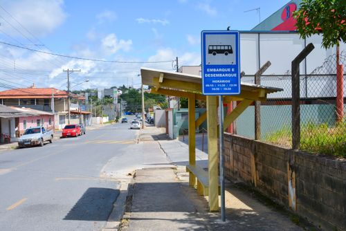 Placa de embarque e desembarque de passageiros e horários em ponto de ônibus 