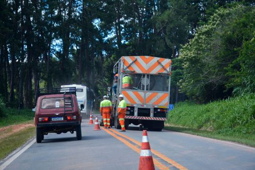 Trabalhadores durante obra na Rodovia Bunjiro Nakao SP-250