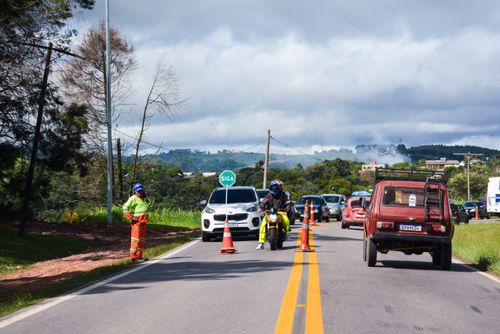 Pista parcialmente interditada durante obra na Rodovia Bunjiro Nakao SP-250