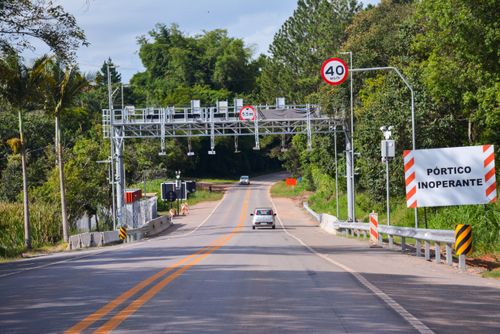 Pórtico de radar e monitoramento de velocidade inoperante na Rodovia Bunjiro Nakao SP-250