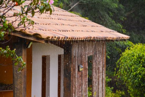 Chuva caindo sob o telhado