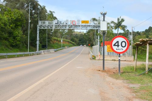 Pórtico de radar e monitoramento de velocidade permitida de 40 km/h na Rodovia Bunjiro Nakao SP-250 