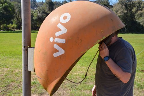 Homem usando orelhão - telefone de uso público