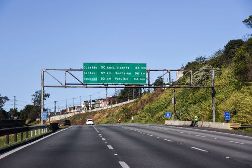 Sinalização aérea na SP-160 Rodovia dos Imigrantes informa distâncias das cidades da Baixada Santista
