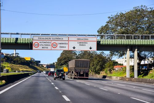 Sinalização aérea na SP-160 Rodovia dos Imigrantes fixada em passarela de pedestres - obrigatório caminhõ