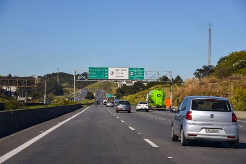SP-160 Rodovia dos Imigrantes sinalização aérea com distâncias de cidades da Baixada Santista e Não Jogue