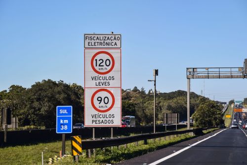 Sinalização lateral na SP-348 Rodovia dos Bandeirantes - fiscalização eletrônica e limites de velocidade