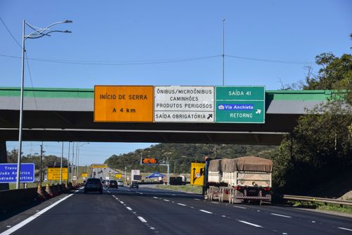 Sinalização aérea no início de serra na SP-160 Rodovia dos Imigrantes informa saída obrigatória para ôn