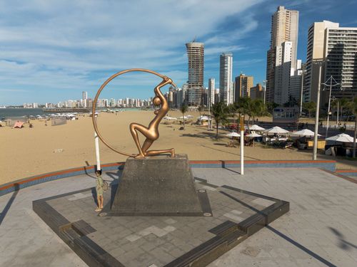 Estátua Iracema Guardiã - obra de Zenon Barreto na Praia de Iracema