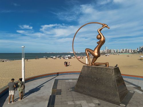 Estátua Iracema Guardiã - obra de Zenon Barreto na Praia de Iracema