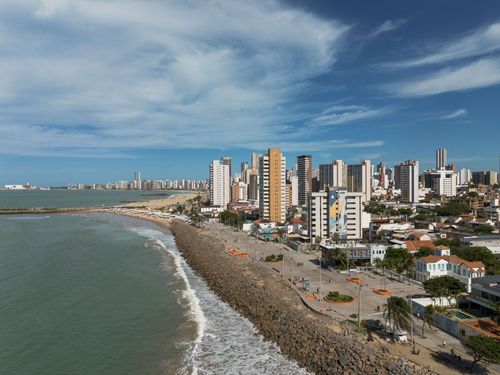 Vista de drone da Praia de Iracema 