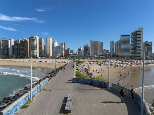 Vista de drone de edifícios na Praia Meireles à esquerda e Iracema à direita- Espigão da João Cordeiro av