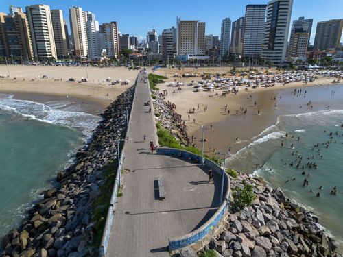 Vista de drone de edifícios na Praia Meireles à esquerda e Iracema à direita- Espigão da João Cordeiro av