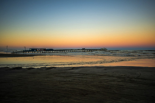 Paisagem do nascer do sol na plataforma marítima da praia Atlântida - 