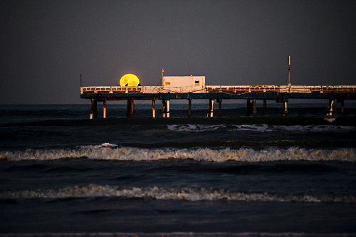 Nascer da lua na plataforma marítima da praia Atlântida - 