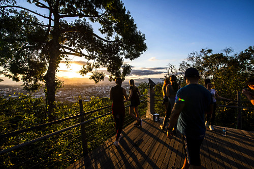Pessoas apreciam paisagem do pôr do sol a partir do mirante do morro da Boa Vista - 