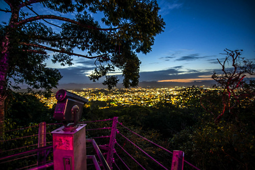 Paisagem da cidade ao anoitecer a partir do mirante do morro da Boa Vista -
