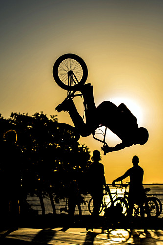 Pista de skate com o pôr do sol na orla do Guaíba - 