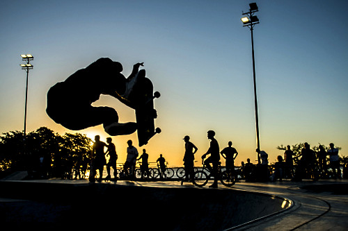 Pista de skate com o pôr do sol na orla do Guaíba - 