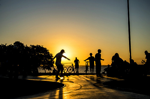 Pista de skate com o pôr do sol na orla do Guaíba - 