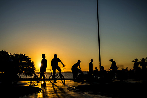 Pista de skate com o pôr do sol na orla do Guaíba - 