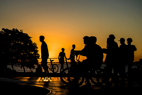 Adolescentes em pista de skate com o pôr do sol na orla do Guaíba - 