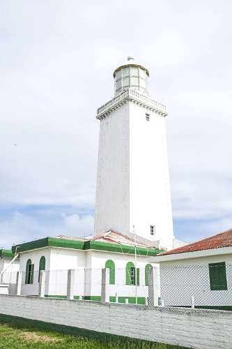 Farol de Santa Marta com detalhe de casas de faroleiros - inaugurado em 1891 - Cabo de Santa Marta - Rota das 