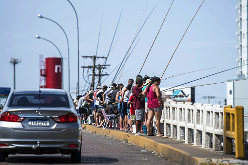 Pesca de vara na ponte sobre o rio Tramandaí