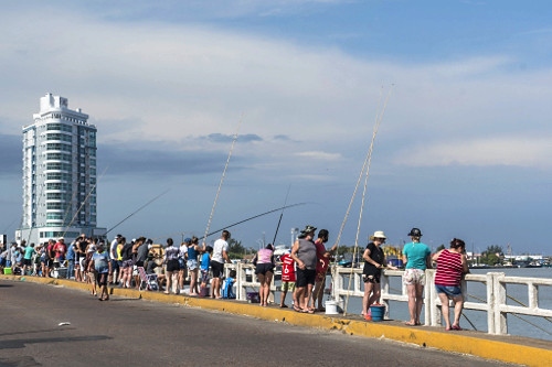Pesca de vara na ponte Giuseppe Garibaldi sobre o rio Tramandaí