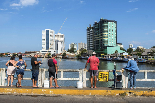 Pesca de vara na ponte Giuseppe Garibaldi sobre o rio Tramandaí - placa É Proibido Pesca Neste Local