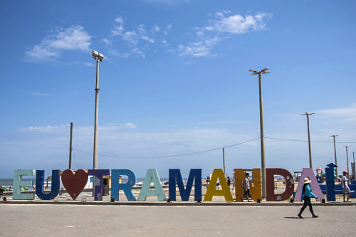 Letreiro na orla da praia de Tramandaí