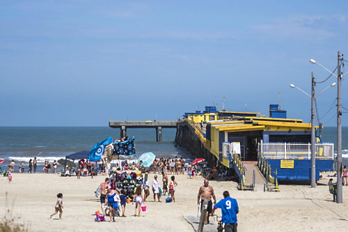 Banhistas na praia de Tramandaí