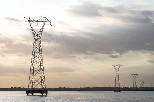 Linha de transmissão de energia elétrica sobre rio Tramandaí
