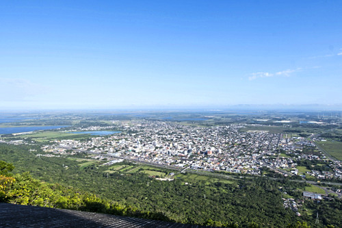 Vista de cima de faixa litorânea da cidade e complexo de lagoas a partir de mirante do morro da Borrússia