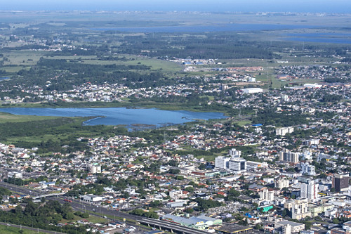 Vista de cima de formação de lagoas na faixa litorânea da cidade