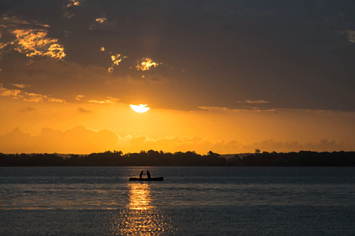 Paisagem do pôr do sol no rio Tramandaí