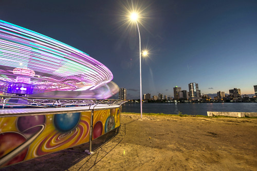Parque de diversões ao anoitecer