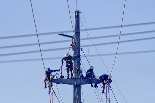 Trabalhadores em obra de expansão e modernização da infraestrutura elétrica e de telecomunicações