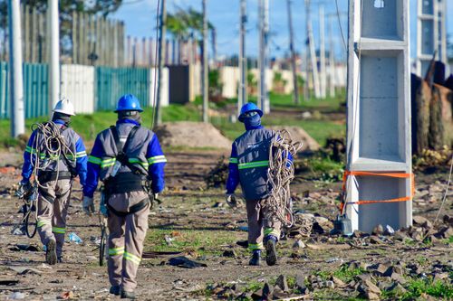 Trabalhadores em obra de expansão e modernização da infraestrutura elétrica e de telecomunicações