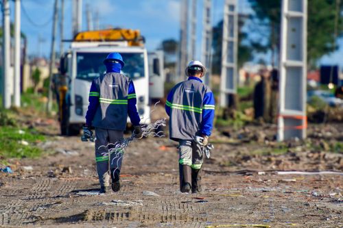 Trabalhadores em obra de expansão e modernização da infraestrutura elétrica e de telecomunicações