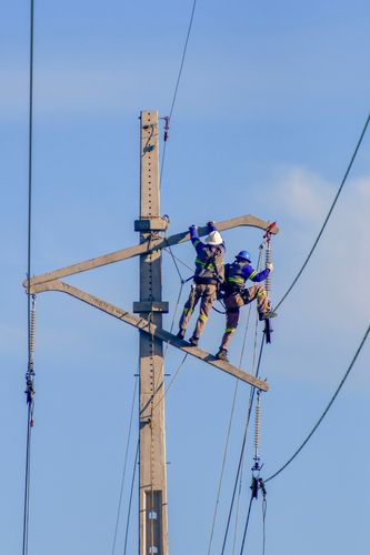 Trabalhadores em obra de expansão e modernização da infraestrutura elétrica e de telecomunicações