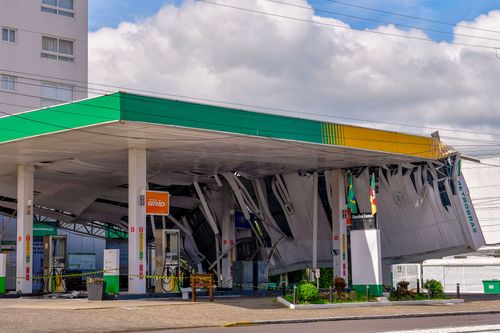 Teto de posto de combustíveis desaba após fortes ventos