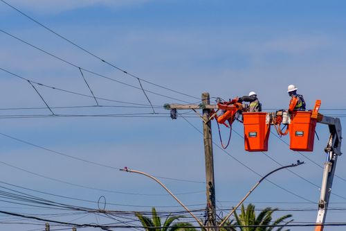 Reparo de rede elétrica após estragos causados por fortes ventos