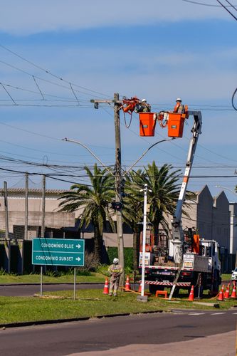 Reparo de rede elétrica após estragos causados por fortes ventos
